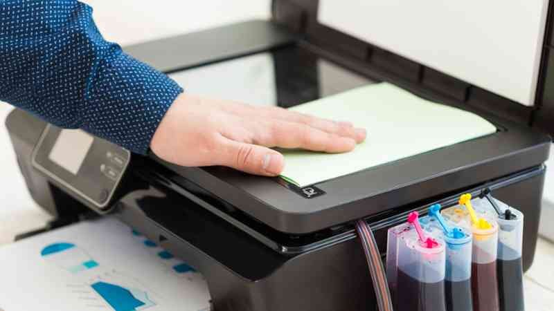 Persona usando la impresora diferencia entre los cartuchos de tóner estándar y de alto rendimiento